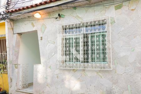 Casa à venda com 80m², 2 quartos e sem vaga Casa à venda com 80m², 2 quartos e sem vagaFachada