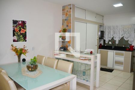 Casa à venda com 200m², 3 quartos e 4 vagas Casa à venda com 200m², 3 quartos e 4 vagasCozinha