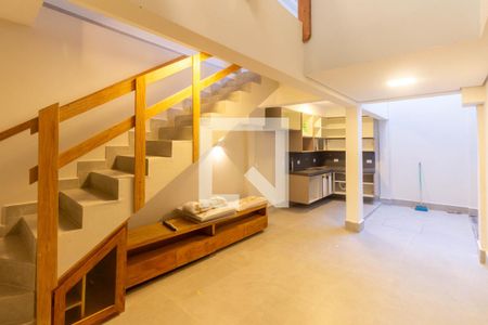 Sala e cozinha de casa de condomínio para alugar com 1 quarto, 110m² em Vila Mariana, São Paulo