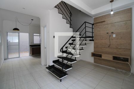 Sala de casa de condomínio para alugar com 2 quartos, 70m² em Parque Rural Fazenda Santa Cândida, Campinas