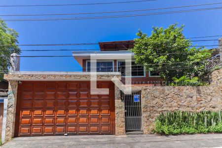 Casa à venda com 261m², 5 quartos e 5 vagas Casa à venda com 261m², 5 quartos e 5 vagasFachada