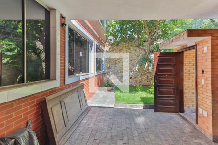 Casa à venda com 261m², 5 quartos e 5 vagas Casa à venda com 261m², 5 quartos e 5 vagasFachada Casa