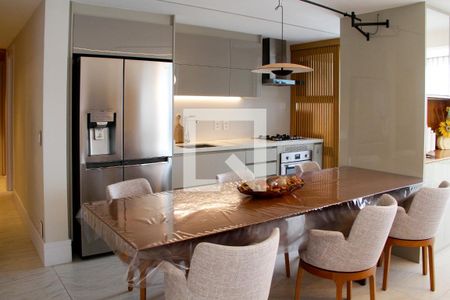 Mesa de janta + Cozinha integrada de apartamento à venda com 3 quartos, 147m² em Barra da Tijuca, Rio de Janeiro