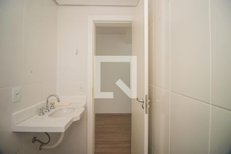 Banheiro de kitnet/studio para alugar com 1 quarto, 33m² em Vila Ipiranga, Porto Alegre