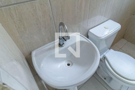 Banheiro social  de kitnet/studio para alugar com 1 quarto, 40m² em Jardim Guanabara, Belo Horizonte