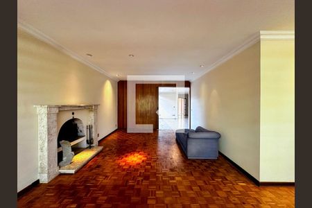 Casa à venda com 380m², 3 quartos e 5 vagasSala