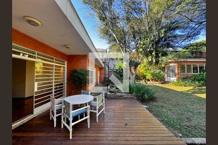 Casa à venda com 380m², 3 quartos e 5 vagasVaranda Fundos