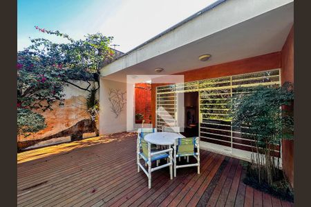 Casa à venda com 380m², 3 quartos e 5 vagasVaranda Fundos
