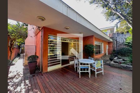 Casa à venda com 380m², 3 quartos e 5 vagasVaranda Fundos