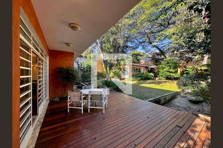 Casa à venda com 380m², 3 quartos e 5 vagasVaranda Fundos