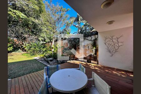 Casa à venda com 380m², 3 quartos e 5 vagasVaranda Fundos