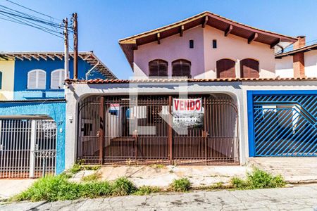 Casa à venda com 250m², 3 quartos e 2 vagas Casa à venda com 250m², 3 quartos e 2 vagasFachada