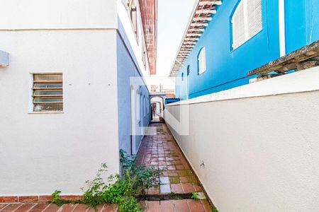 Casa à venda com 250m², 3 quartos e 2 vagas Casa à venda com 250m², 3 quartos e 2 vagasCorredor lateral