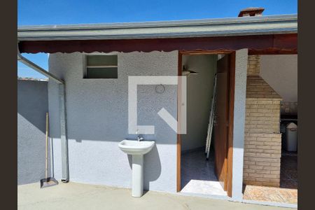 Casa à venda com 200m², 3 quartos e 2 vagas Casa à venda com 200m², 3 quartos e 2 vagasBanheiro - Quintal