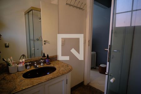 Casa à venda com 450m², 5 quartos e 3 vagasBanheiro da Suíte 2