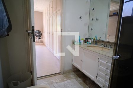 Casa à venda com 450m², 5 quartos e 3 vagasBanheiro da Suíte 1