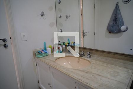 Casa à venda com 450m², 5 quartos e 3 vagasBanheiro da Suíte 1