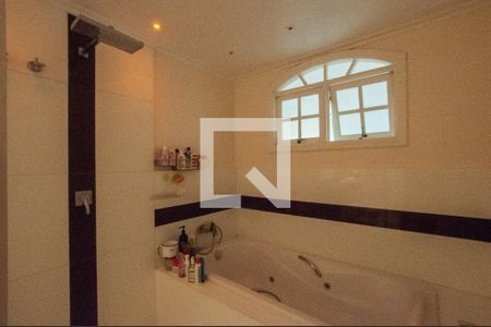 Casa à venda com 493m², 4 quartos e 4 vagas Casa à venda com 493m², 4 quartos e 4 vagasBanheiro da Suíte 3