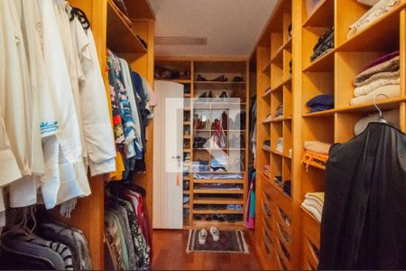 Casa à venda com 493m², 4 quartos e 4 vagas Casa à venda com 493m², 4 quartos e 4 vagasCloset da suíte 3