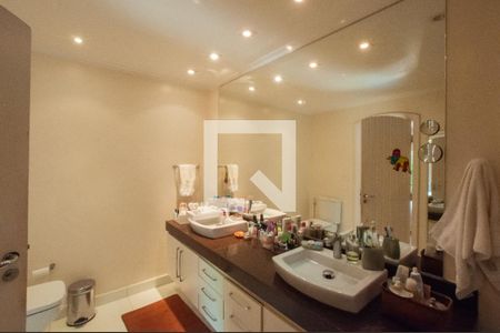 Casa à venda com 493m², 4 quartos e 4 vagas Casa à venda com 493m², 4 quartos e 4 vagasBanheiro da Suíte 3