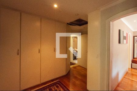 Casa à venda com 493m², 4 quartos e 4 vagas Casa à venda com 493m², 4 quartos e 4 vagasHall dos Quartos