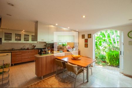 Casa à venda com 493m², 4 quartos e 4 vagas Casa à venda com 493m², 4 quartos e 4 vagasCozinha