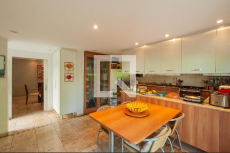 Casa à venda com 493m², 4 quartos e 4 vagas Casa à venda com 493m², 4 quartos e 4 vagasCozinha