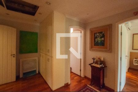 Casa à venda com 493m², 4 quartos e 4 vagas Casa à venda com 493m², 4 quartos e 4 vagasHall dos Quartos