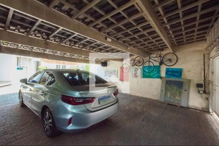 Casa à venda com 493m², 4 quartos e 4 vagas Casa à venda com 493m², 4 quartos e 4 vagasGaragem