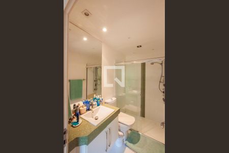 Casa à venda com 493m², 4 quartos e 4 vagas Casa à venda com 493m², 4 quartos e 4 vagasBanheiro da Suíte 2