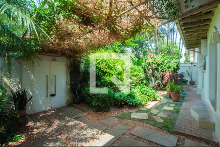 Casa à venda com 493m², 4 quartos e 4 vagas Casa à venda com 493m², 4 quartos e 4 vagasEntrada