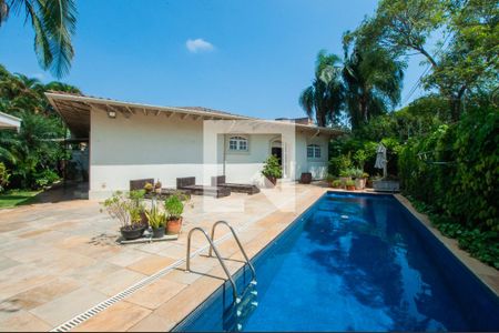 Casa à venda com 493m², 4 quartos e 4 vagas Casa à venda com 493m², 4 quartos e 4 vagasPiscina