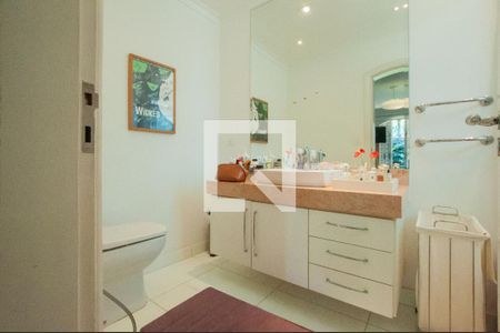 Casa à venda com 493m², 4 quartos e 4 vagas Casa à venda com 493m², 4 quartos e 4 vagasBanheiro da Suíte 1