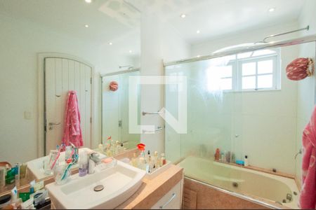 Casa à venda com 493m², 4 quartos e 4 vagas Casa à venda com 493m², 4 quartos e 4 vagasBanheiro da Suíte 1