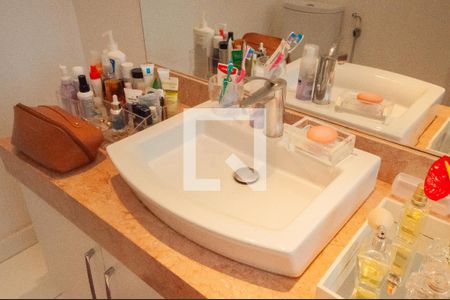 Casa à venda com 493m², 4 quartos e 4 vagas Casa à venda com 493m², 4 quartos e 4 vagasBanheiro da Suíte 1