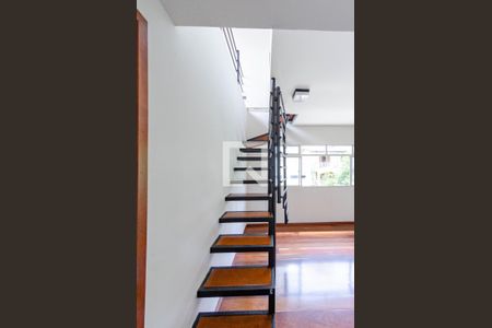 Escada de apartamento para alugar com 3 quartos, 123m² em Serra, Belo Horizonte