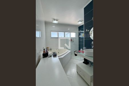 Casa de condomínio à venda com 351m², 3 quartos e 4 vagasBanheiro da Suíte 1