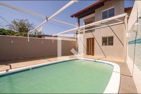 Casa à venda com 200m², 3 quartos e 3 vagas Casa à venda com 200m², 3 quartos e 3 vagasPiscina