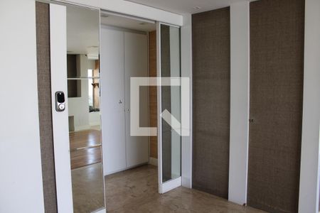 Corredor  de apartamento à venda com 4 quartos, 360m² em Santa Teresinha, São Paulo