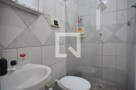 Banheiro de apartamento para alugar com 1 quarto, 38m² em Jardim Dona Leopoldina, Porto Alegre