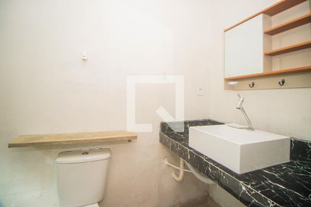 Banheiro de kitnet/studio à venda com 1 quarto, 35m² em Vila Ipiranga, Porto Alegre