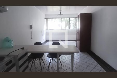 Sala  de kitnet/studio para alugar com 1 quarto, 33m² em Cln 412, Brasília
