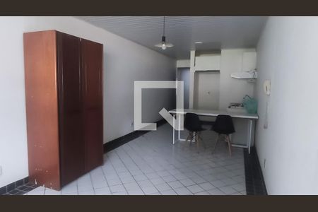 Sala  de kitnet/studio para alugar com 1 quarto, 33m² em Cln 412, Brasília