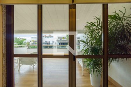 Apartamento à venda com 365m², 4 quartos e 3 vagas Apartamento à venda com 365m², 4 quartos e 3 vagasVaranda