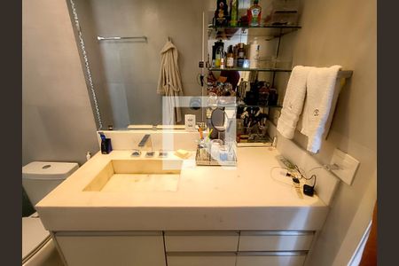 Apartamento à venda com 192m², 2 quartos e 3 vagasBanheiro da Suíte master