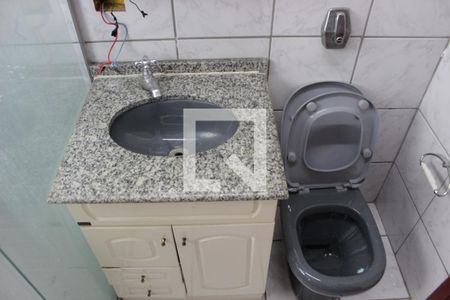 Casa para alugar com 150m², 2 quartos e 2 vagasBanheiro do corredor