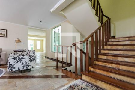 Casa para alugar com 600m², 4 quartos e 4 vagas Casa para alugar com 600m², 4 quartos e 4 vagasEscada