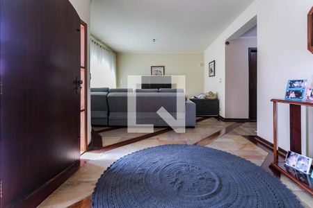 Entrada de casa para alugar com 4 quartos, 600m² em Vila Oliveira, Mogi das Cruzes