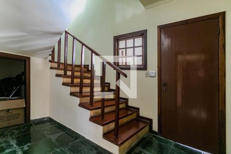 Casa para alugar com 600m², 4 quartos e 4 vagas Casa para alugar com 600m², 4 quartos e 4 vagasEscada