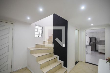 Escada de casa para alugar com 3 quartos, 200m² em Vila Morse, São Paulo